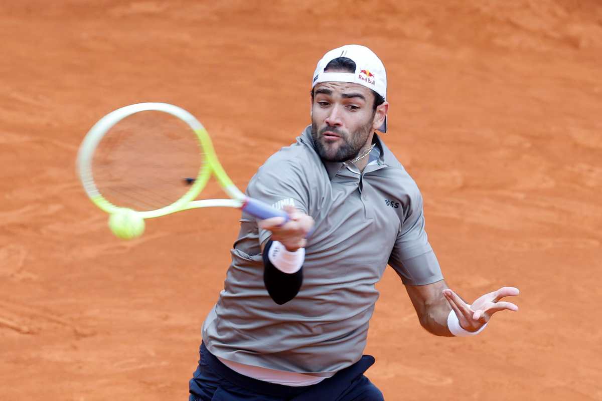 Matteo Berrettini in azione col dritto sulla terra rossa di Montecarlo