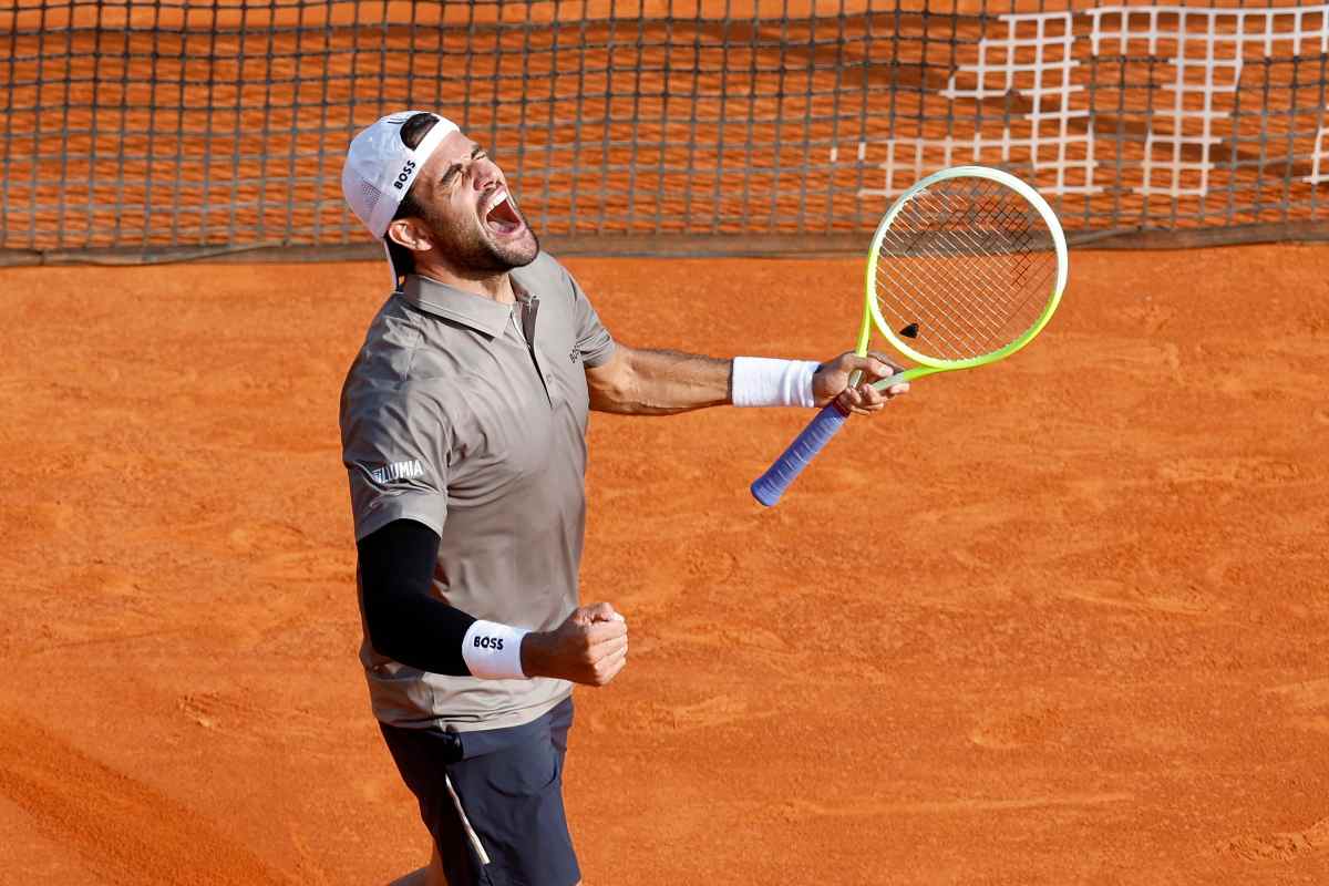 Matteo Berrettini esulta energicamente dopo la vittoria con Zverev a Montecarlo