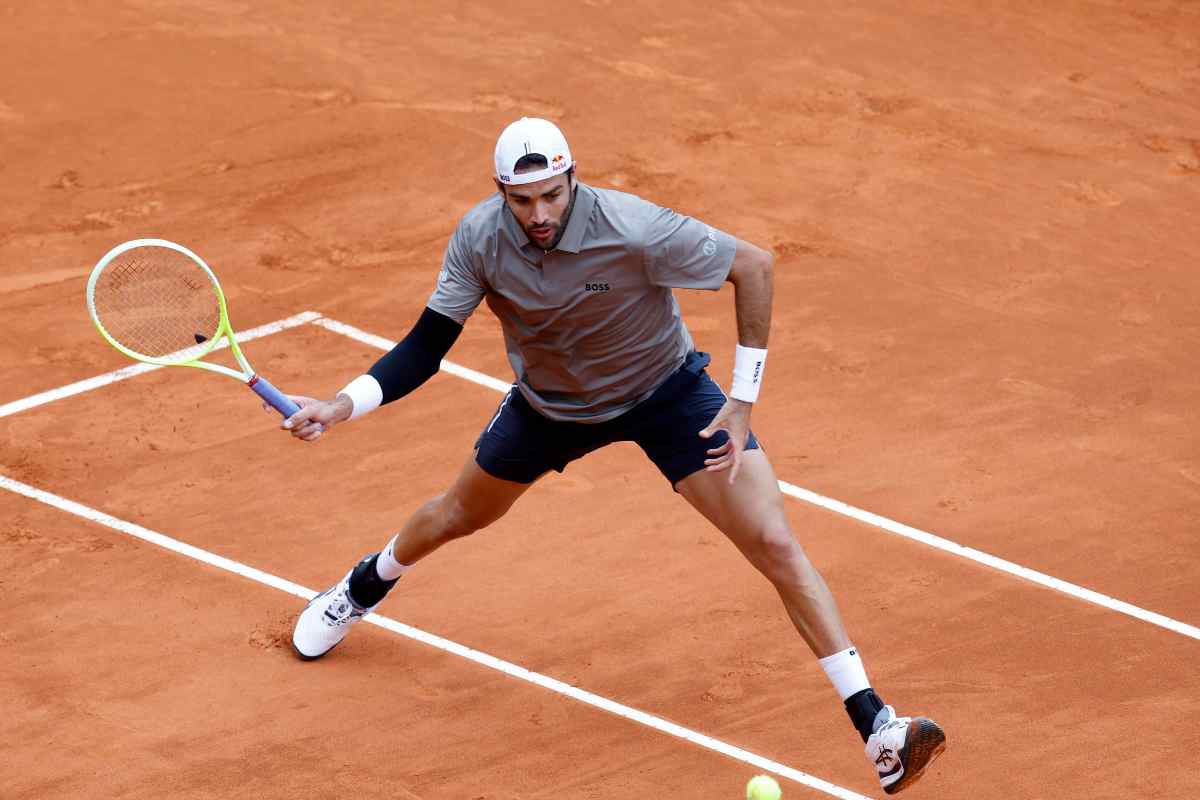 Matteo Berrettini in azione col dritto a Montecarlo