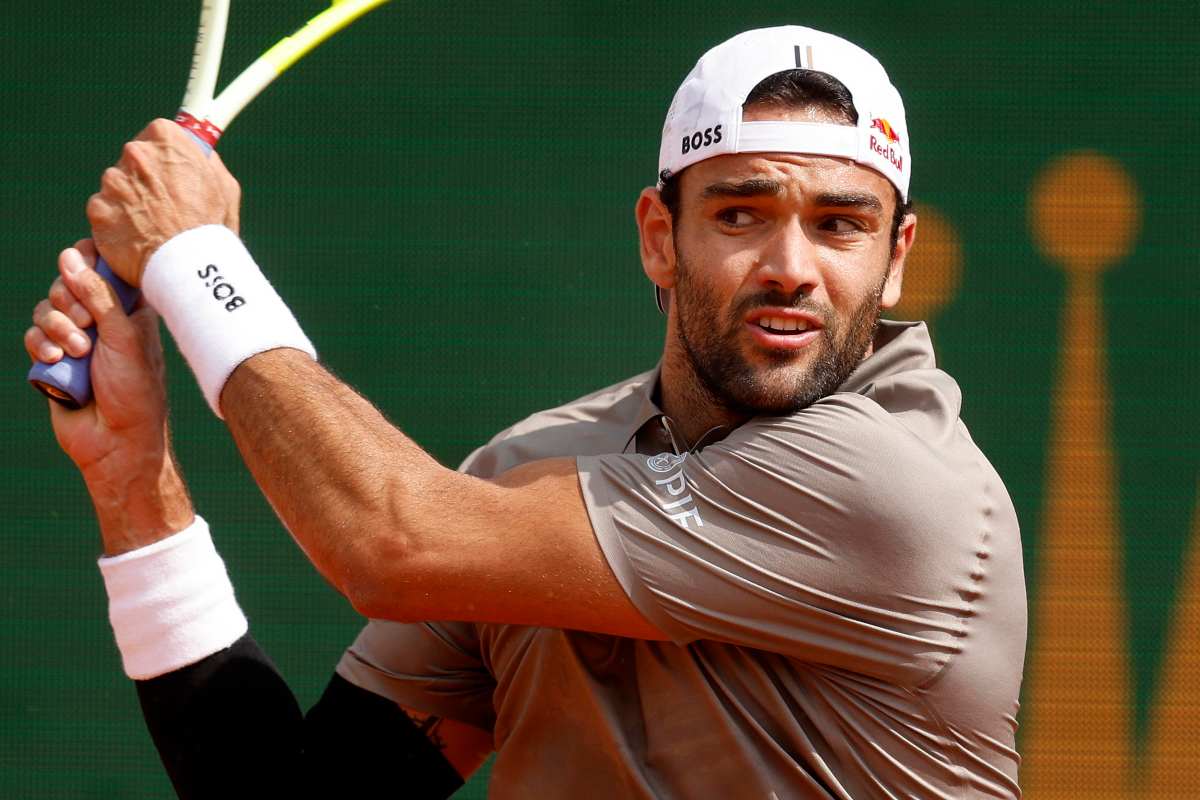 Primo piano di Matteo Berrettini in azione con il rovescio a Montecarlo