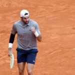 Matteo Berrettini esulta dopo aver vinto un punto a Montecarlo