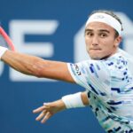 Mattia Bellucci in azione con il rovescio