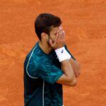 Lorenzo Musetti con le mani sul volto