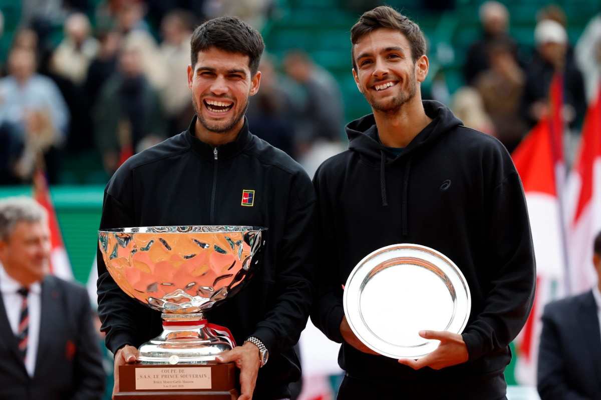 Lorenzo Musetti in posa con Carlos Alcaraz