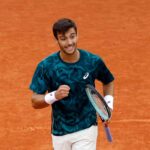 Lorenzo Musetti sorride in campo
