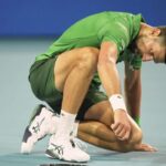Novak Djokovic a terra nel match con Mensik