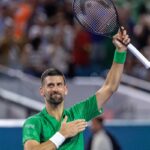 Novak Djokovic esulta con una mano sul petto