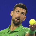 Primo piano di Novak Djokovic mentre è in procinto di servire