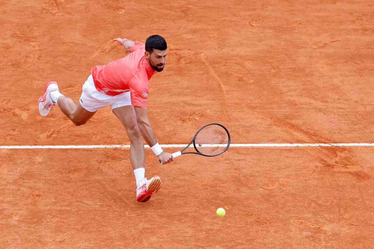 Novak Djokovic in azione sulla terra rossa di Montecarlo