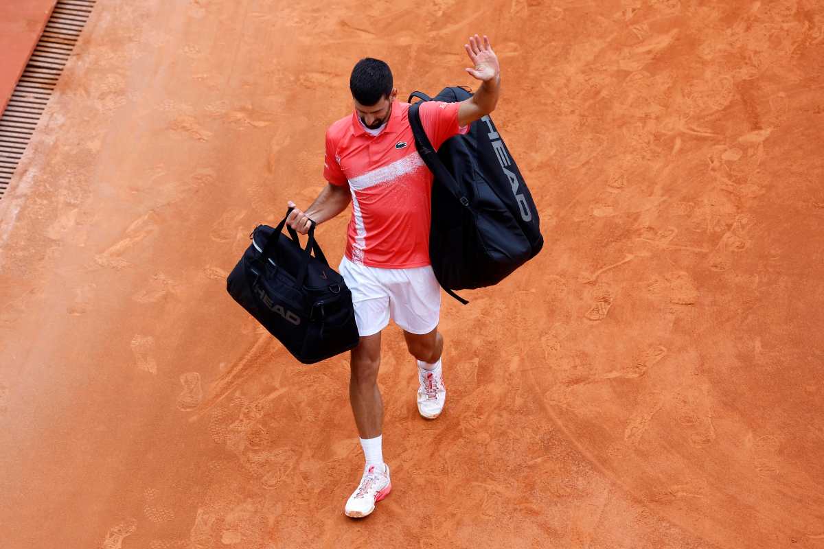 Novak Djokovic esce dal campo deluso alzando la mano per salutare i tifosi