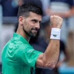 Novak Djokovic alza il pugno dopo la vittoria