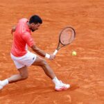Djokovic in azione con il rovescio sulla terra rossa di Montecarlo