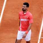 Novak Djokovic passeggia sulla terra battuta