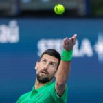 Novak Djokovic lancia la pallina per servire