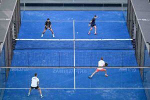 Frangente di un match di padel con prospettiva dall'alto