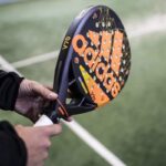 Racchetta da padel tra le mani di un giocatore