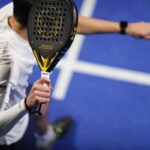 Giocatore di padel in procinto di servire