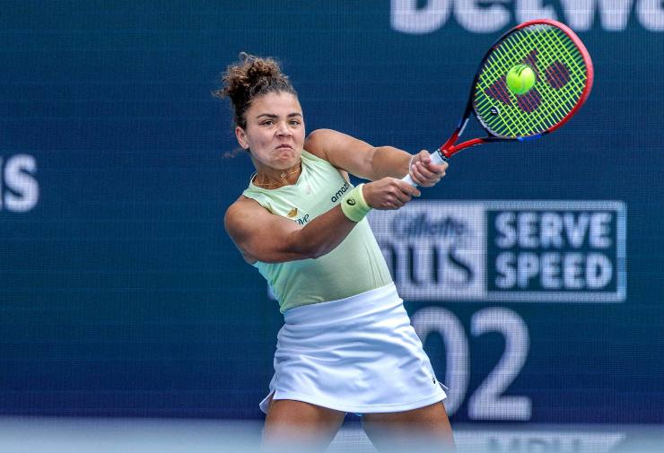 Jasmine Paolini esegue un rovescio