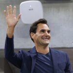 Roger Federer saluta il pubblico