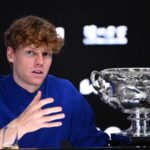 Sinner con il trofeo di Melbourne davanti