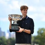 Sinner con il trofeo in Australia