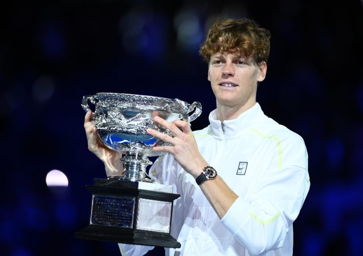 Jannik Sinner col trofeo a Melbourne