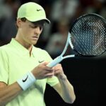 Jannik Sinner con lo sguardo basso durante un match