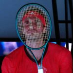 Stefanos Tsitsipas, sconsolato, con la racchetta che gli scherma il volto