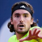 Stefanos Tsitsipas si appresta a colpire la pallina