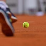 Pallina da tennis su terra rossa