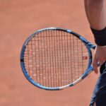 Racchetta da tennis in mano ad un giocatore