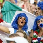 Tifosi Italia con bandiere e parrucche azzurre