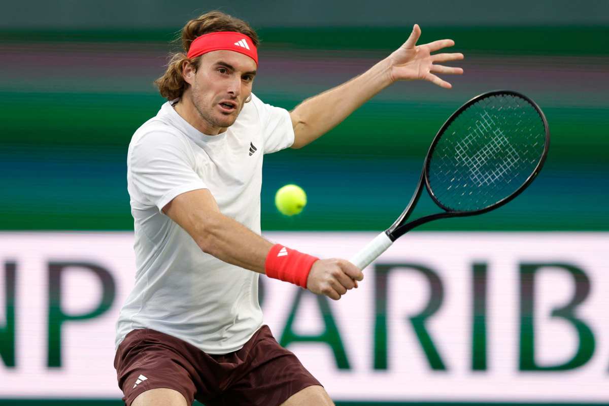 Stefanos Tsitsipas colpisce di rovescio durante un match
