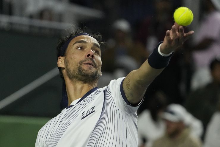 Fabio Fognini mentre si appresta a servire