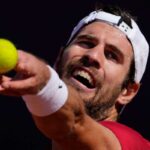 Karen Khachanov si appresta a servire