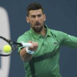 Djokovic colpisce di dritto